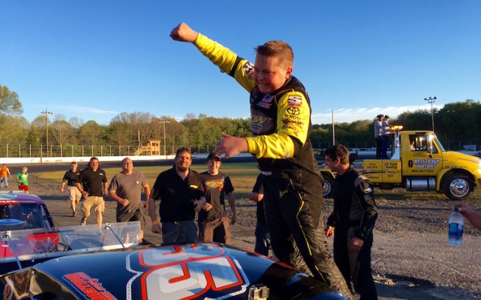 Andrew Molleur Scores Dramatic First Victory In SK Light Mod At