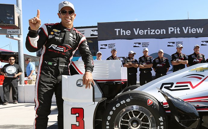 Castroneves breaks track record on way to winning Phoenix pole