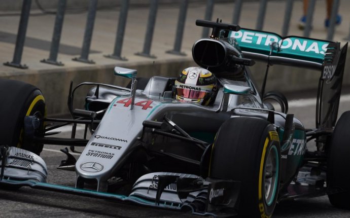 Hamilton beats Rosberg in Austin to close title race