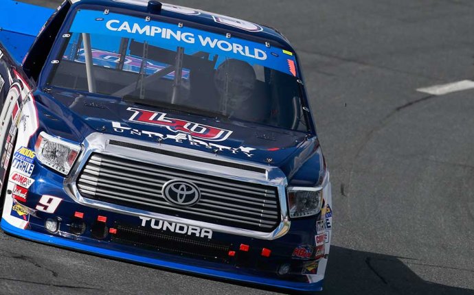 William Byron runs away with first Truck Series Chase race at